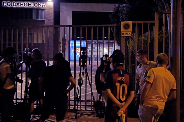 אוהדי ברצלונה מוחים מחוץ לקאמפ נואו