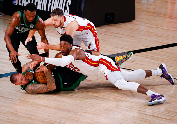 באם אדבאיו נלחם בשחקני בוסטון