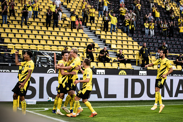 שחקני דורטמונד עם הקהל ברקע