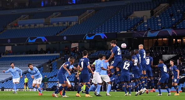 אילקאי גונדואן מסובב כדור חופשי לרשת