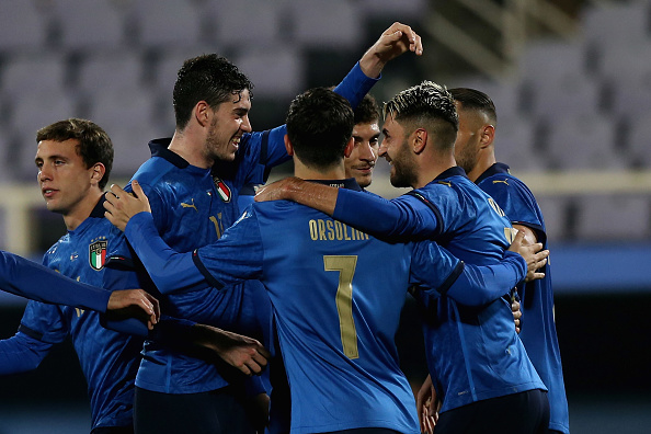 שחקני נבחרת איטליה חוגגים עם וינצ'נזו גריפו
