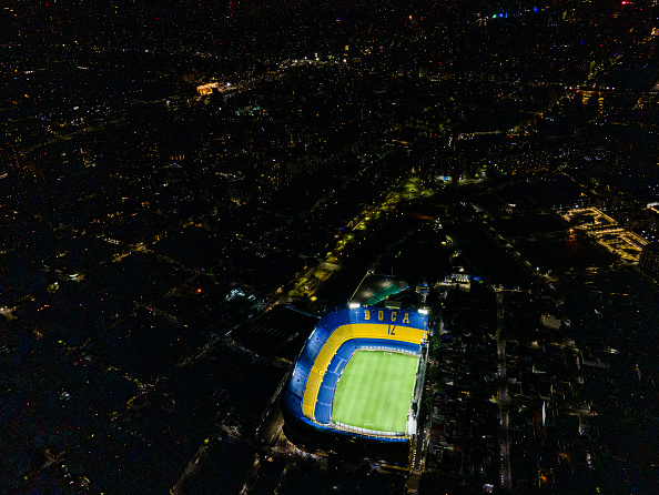 אצטדיון לה בומבונרה מואר לזכר מראדונה