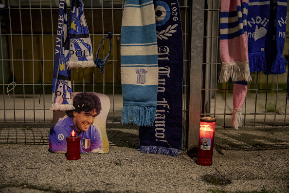 אוהדי נאפולי בוכים על מראדונה