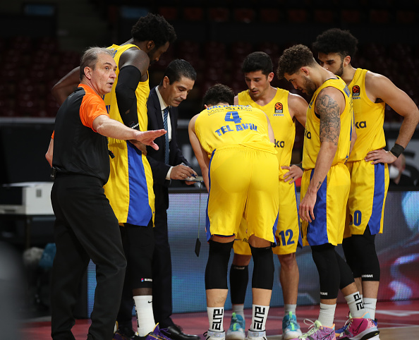 יאניס ספרופולוס ושחקני מכבי תל אביב