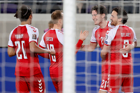 שחקני נבחרת דנמרק חוגגים בבלומפילד