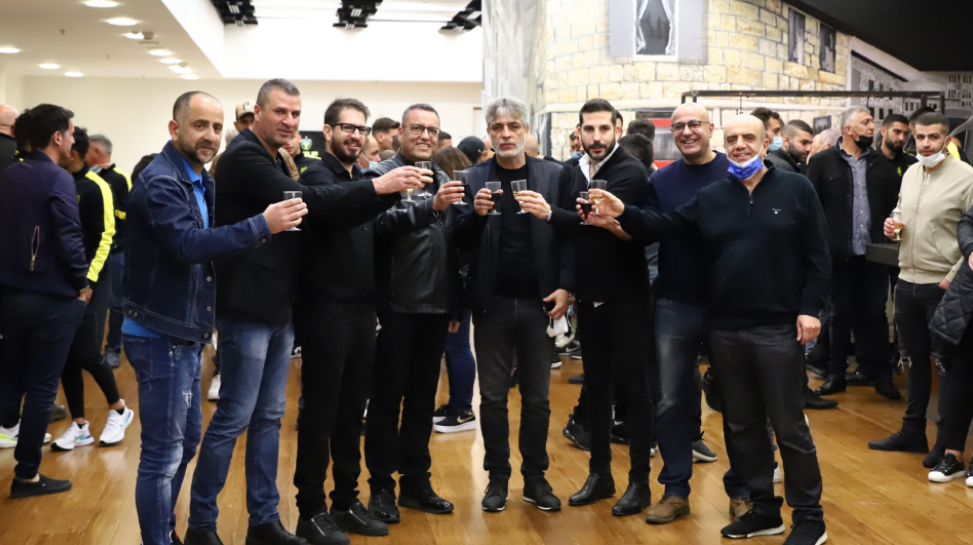 הרמת כוסית. בית"ר ירושלים