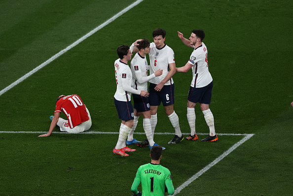 שחקני נבחרת אנגליה חוגגים עם הארי מגווייר