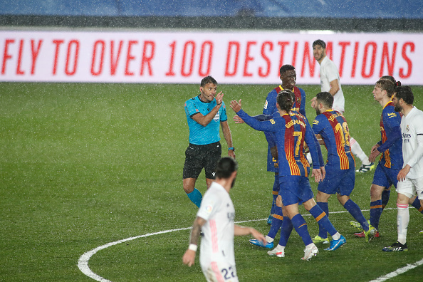 שחקני ברצלונה באים בטענות לשופט חיל מנסאנו