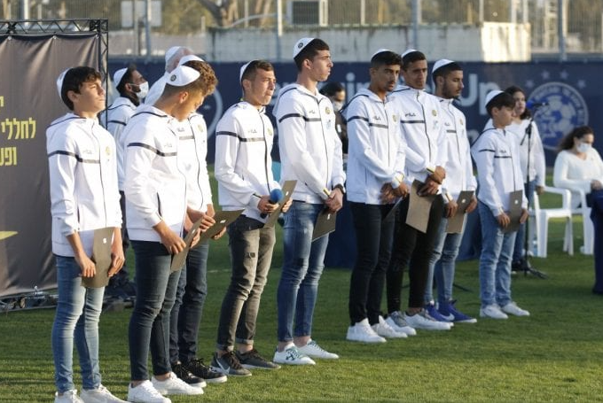 שחקני האקדמיה של מכבי תל אביב במהלך הטקס