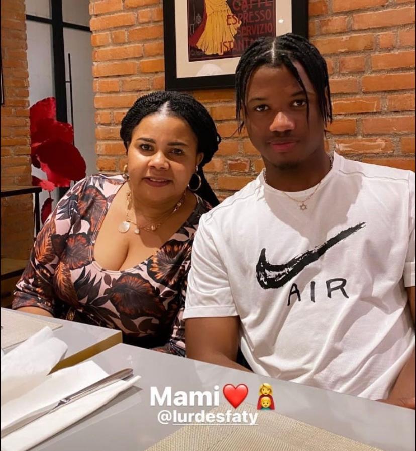 פאטי עם שרשרת של מגן דוד לצד אמא שלו