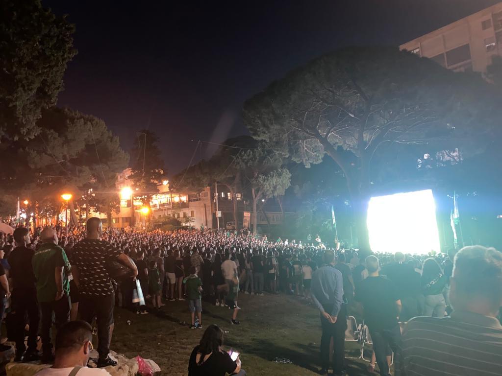 האוהדים שלא זכו להגיע לק"ש צופים במשחק על מסך ענק