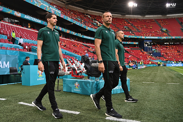 שופט המשחק אוראל גרינפלד על כר הדשא באמסטרדם