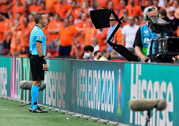 אוראל גרינפלד צופה באירוע ב-VAR