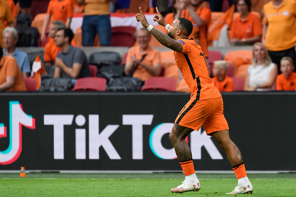 ממפיס דפאי חוגג