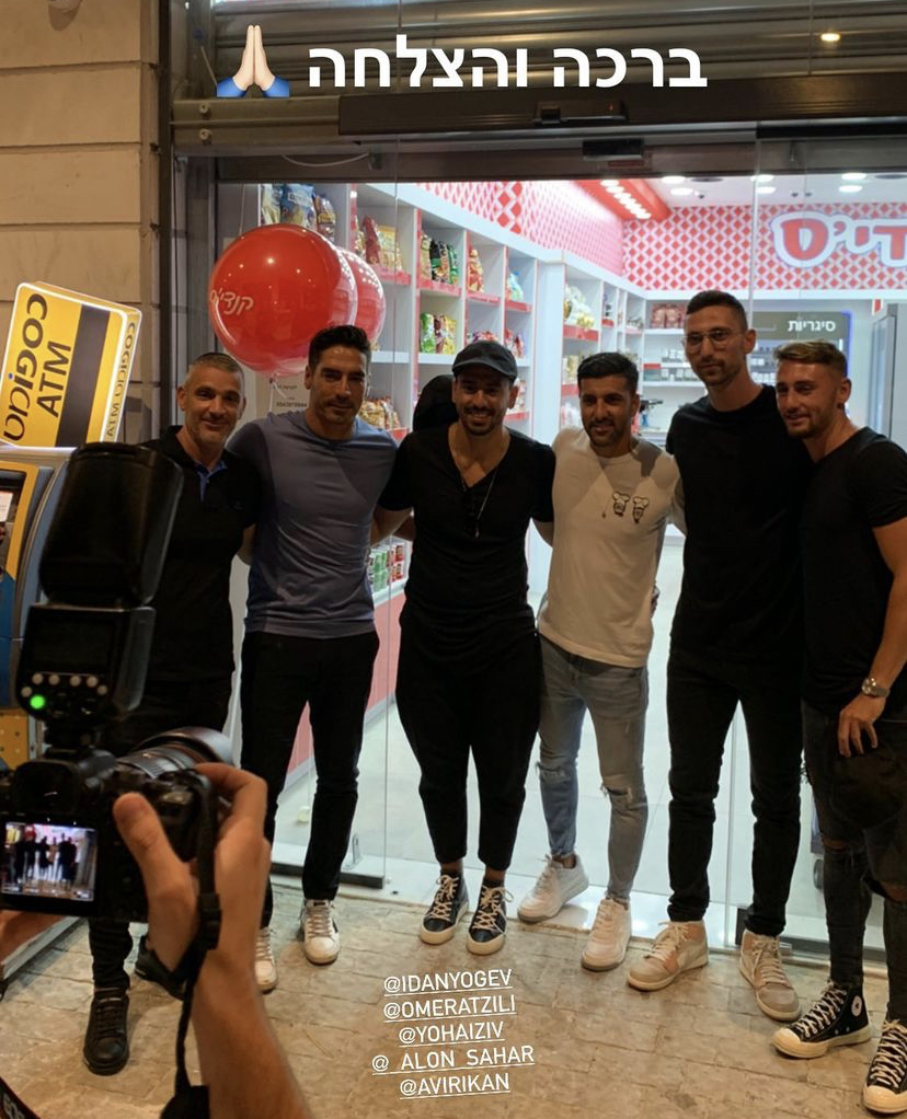 עמר אצילי ואבי ריקן באירוע הפתיחה של העסק החדש