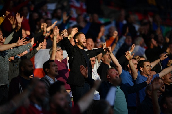 אוהדי נבחרת אנגליה. הסיטואציה כולה מבלבלת