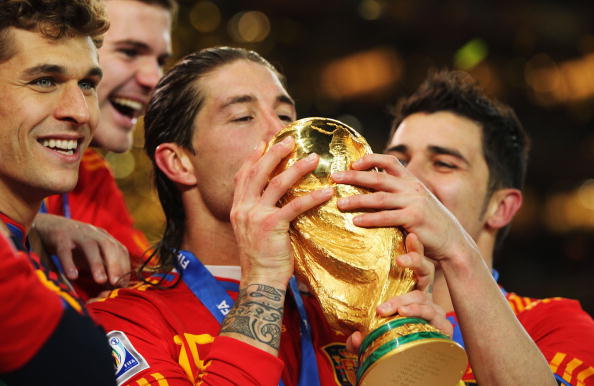 סרחיו ראמוס עם גביע העולם