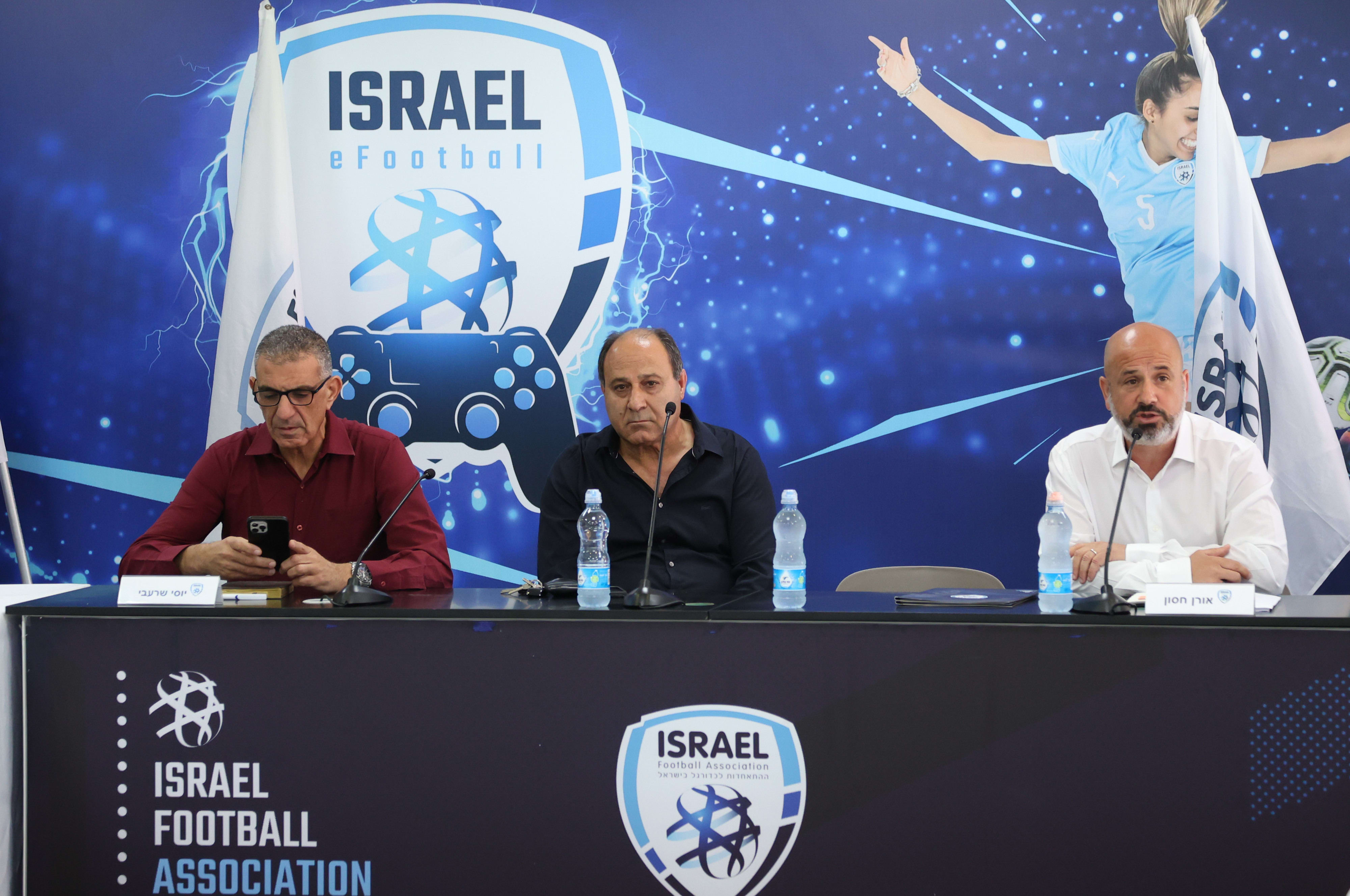 אורן חסון יושב ראש ההתאחדות לכדורגל עם מוחמד אבו יונס