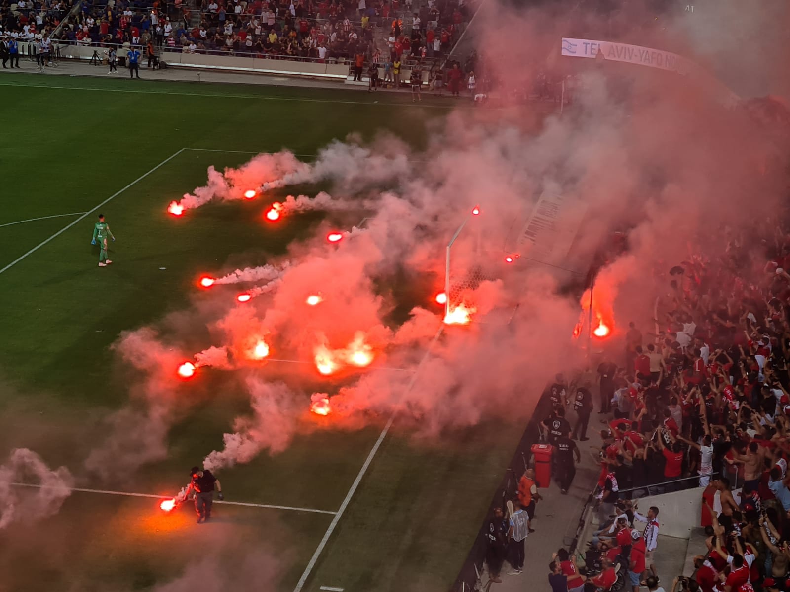 אבוקות מיציע אוהדי הפועל תל אביב