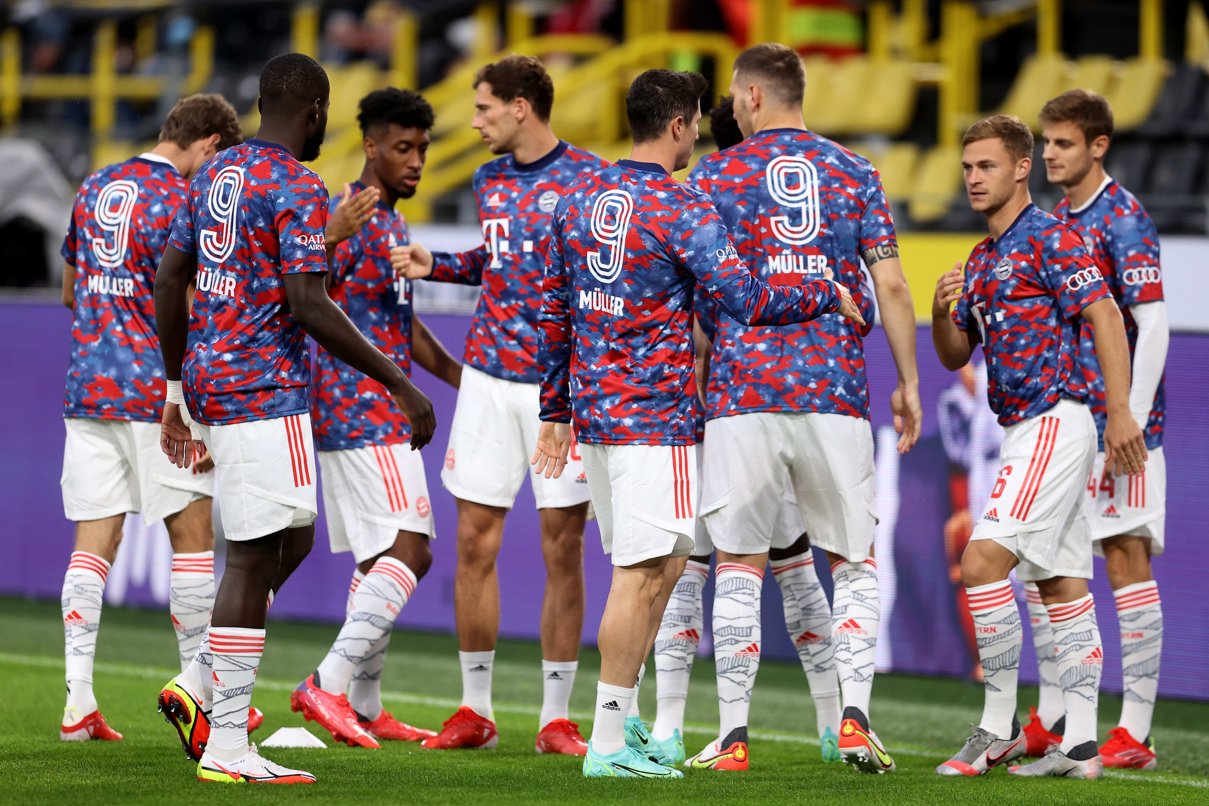 שחקני באיירן מינכן עם חולצות מחווה לחלוץ העבר גרד מולר