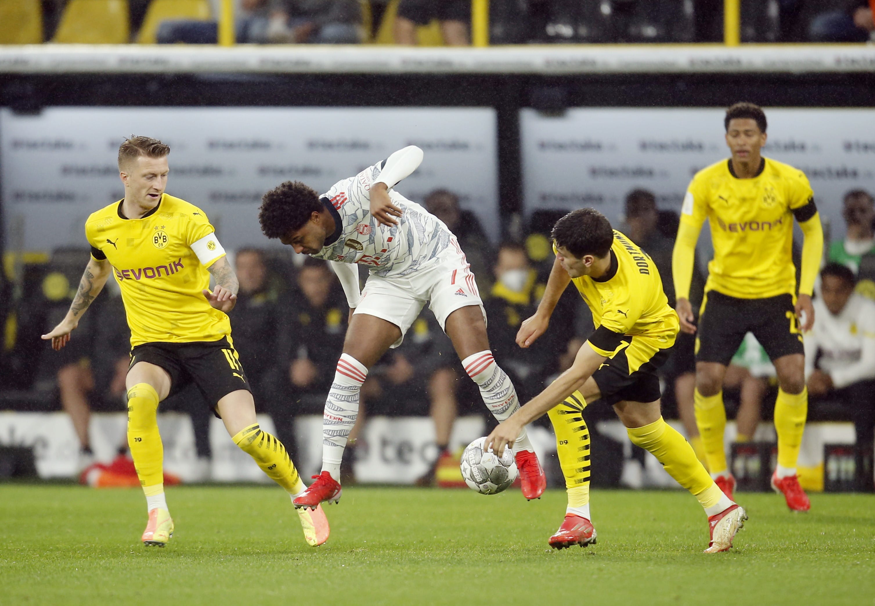 סרג' גנאברי שחקן באיירן מינכן מול ג'יו ריינה שחקן בורוסיה דורטמונד