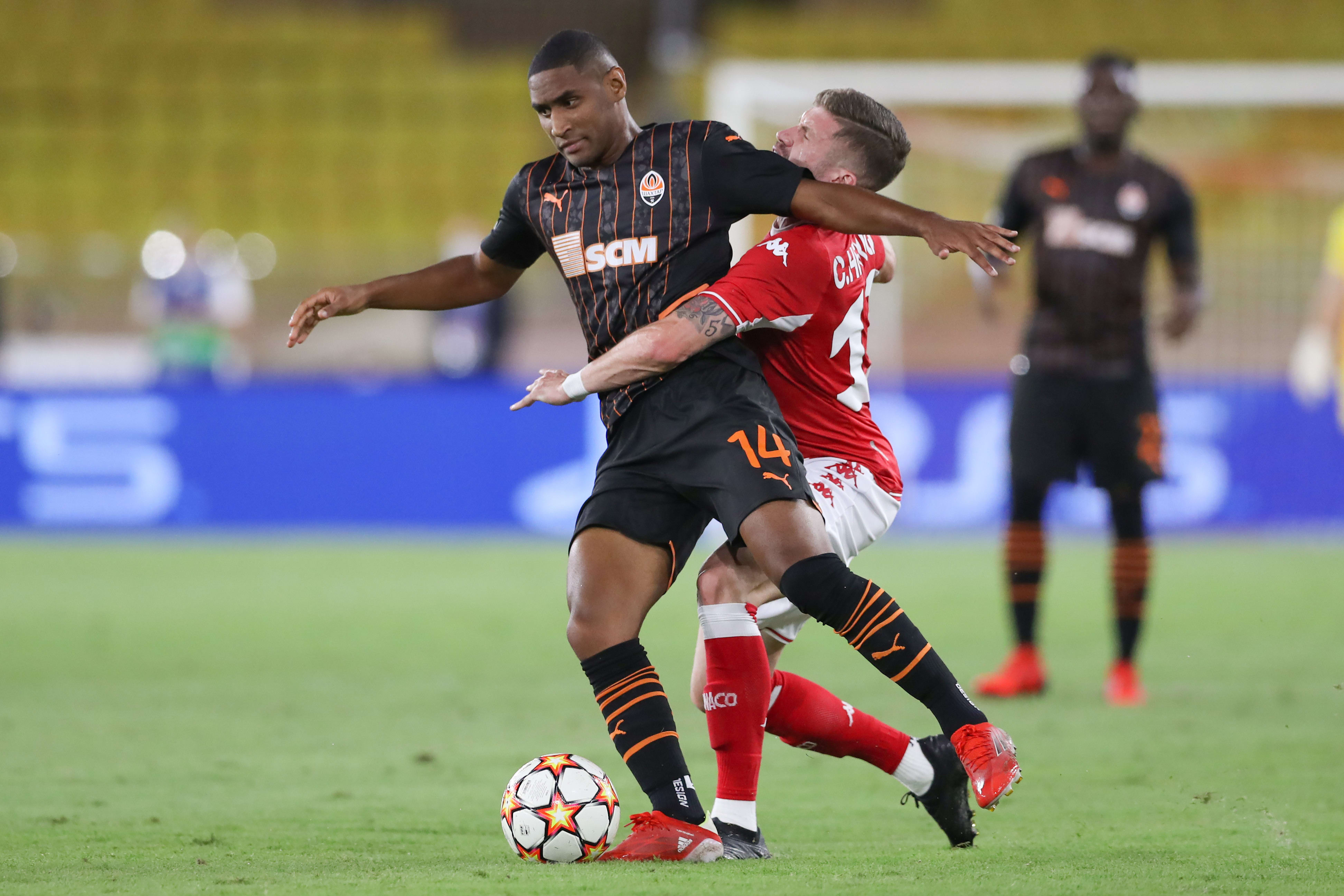 שחקן שחטאר דונייצק טטה מול שחקן מונאקו קאיו הנריק