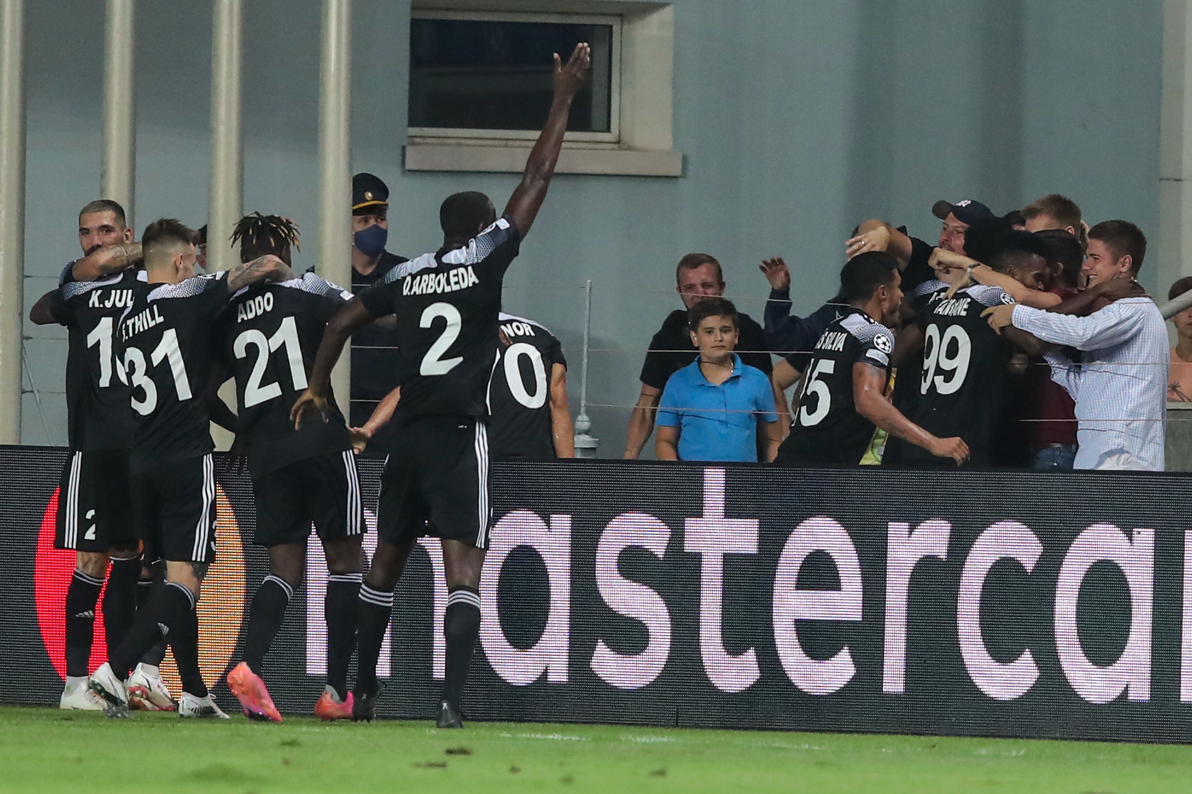 שחקני שריף טירספול חוגגים מול דינמו זאגרב