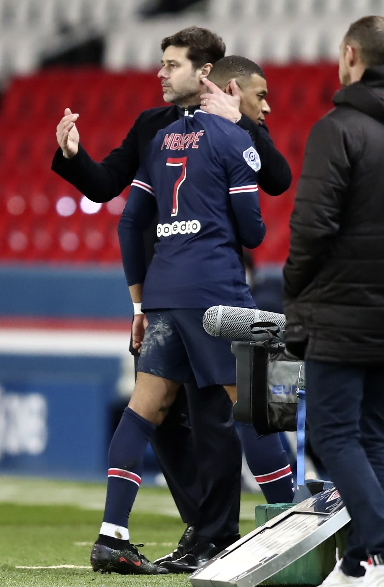 מאמן פריז סן ז'רמן מאוריסיו פוצ'טינו עם קיליאן אמבפה