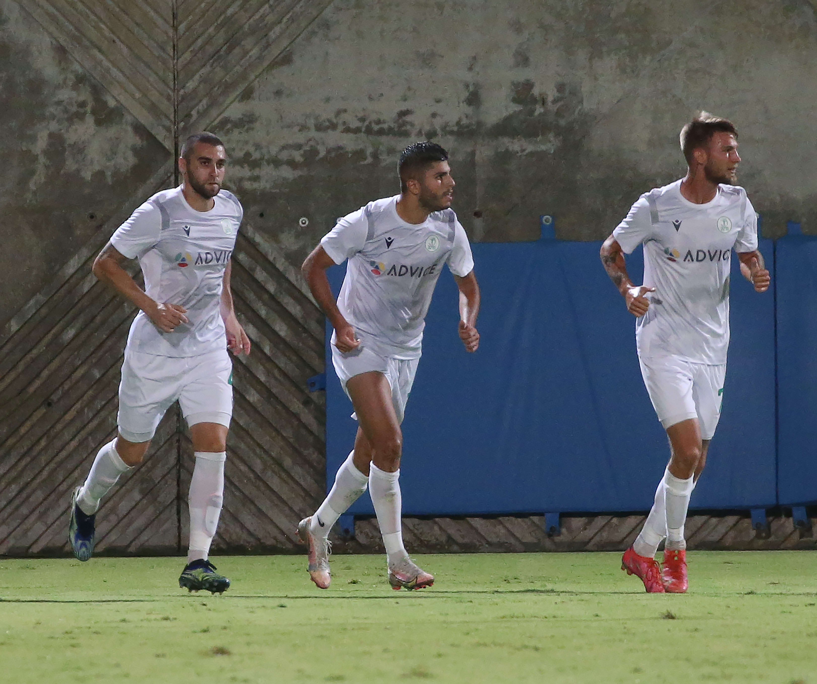 גיל יצחק חוגג עם חבריו