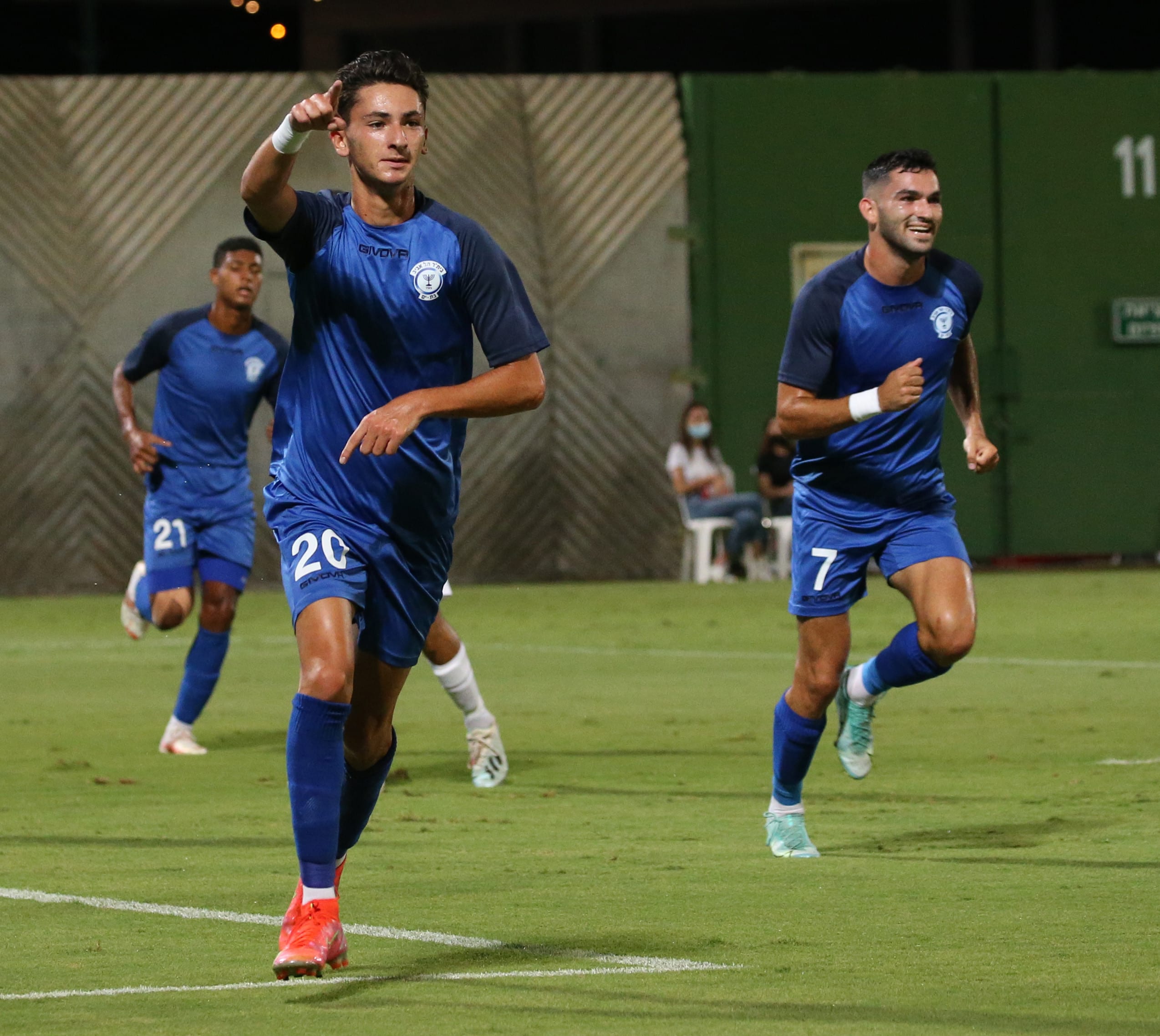 שי בלחסן חוגג עם חבריו