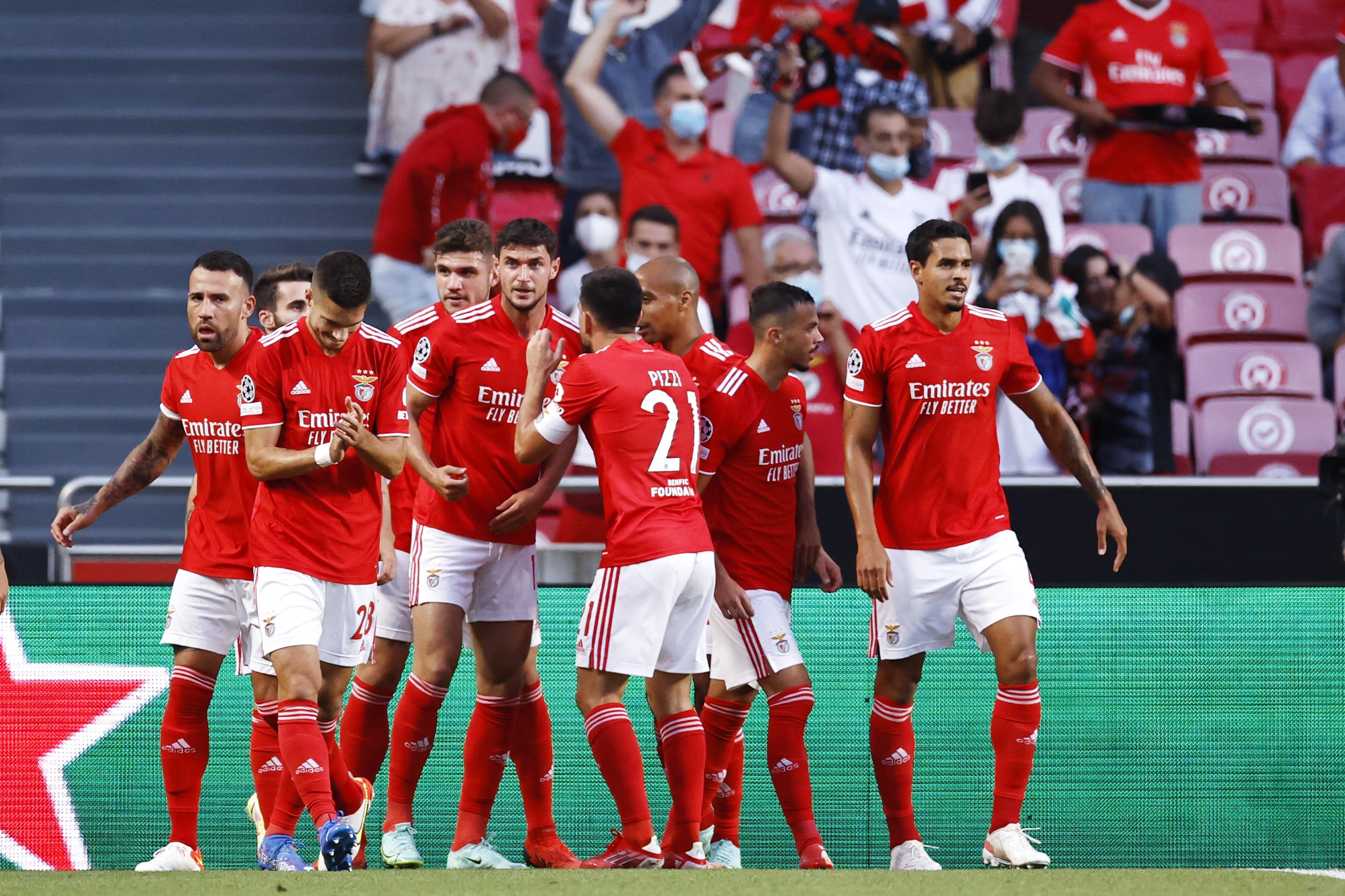 שחקני בנפיקה ליסבון חוגגים עם רפא סילבה