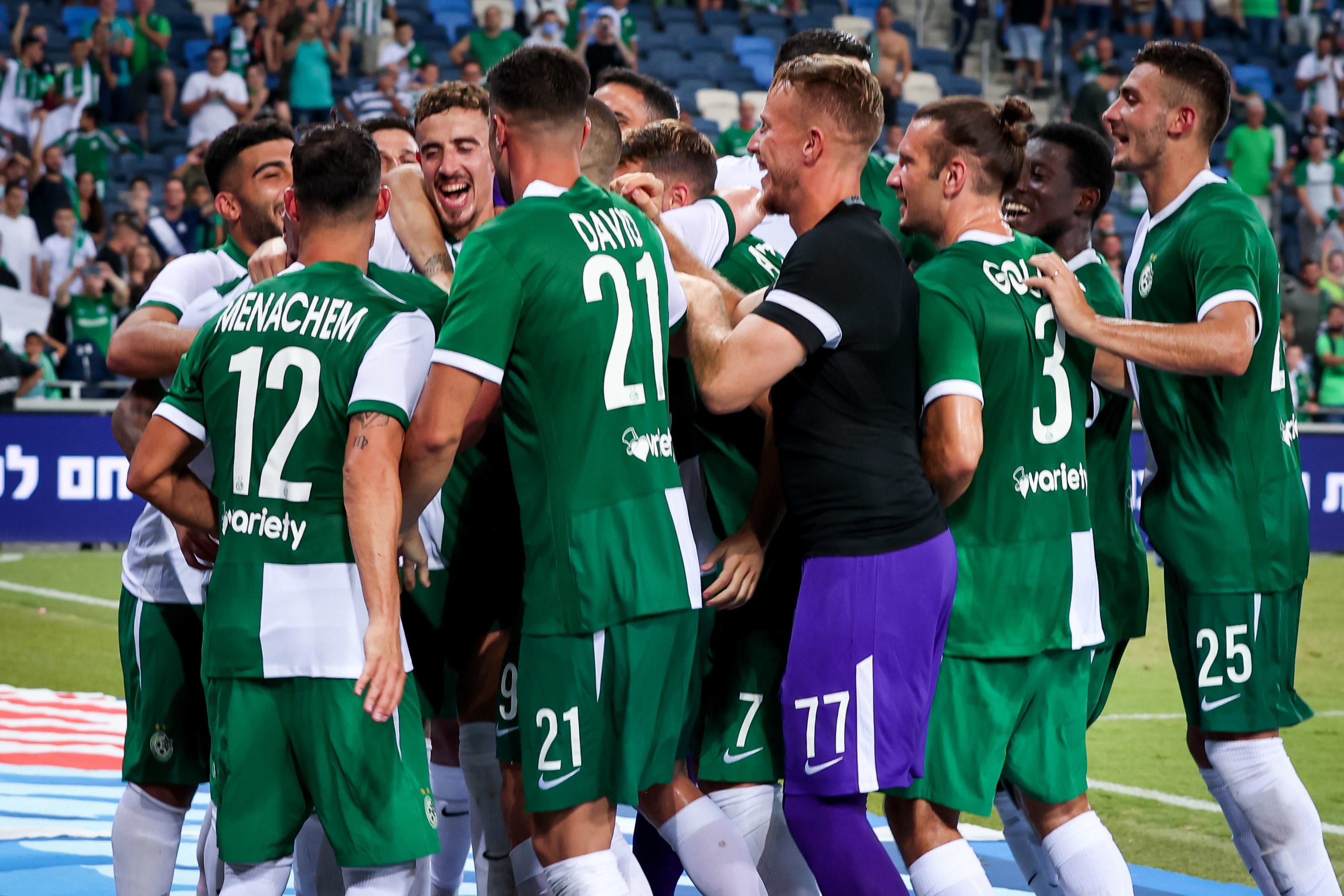 שחקני מכבי חיפה חוגגים