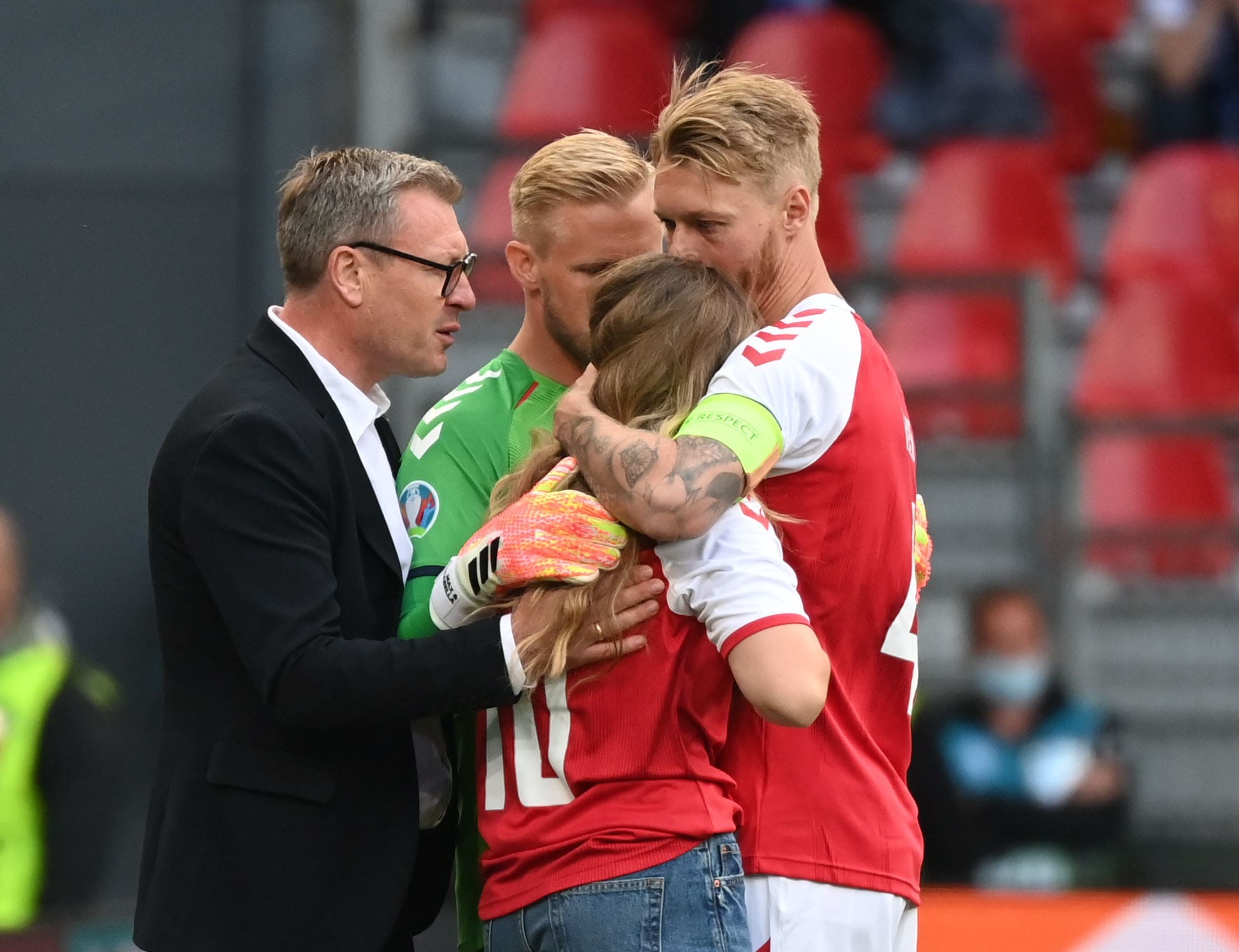שחקן נבחרת דנמרק, סימון קיאר עם בת זוגו של כריסטיאן אריקסן, סברינה קביסט