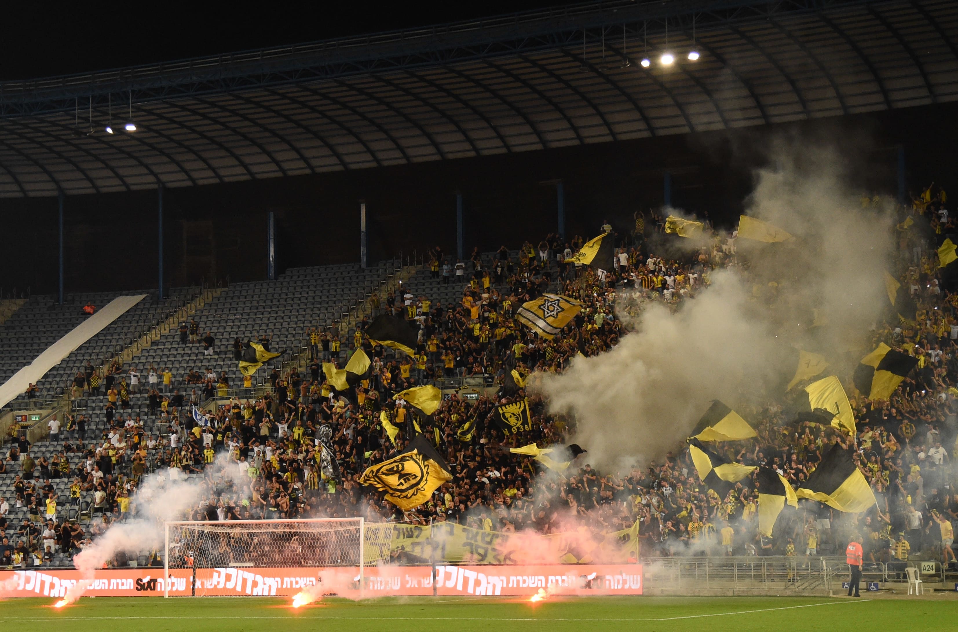 אוהדי בית"ר ירושלים מדליקים אבוקות