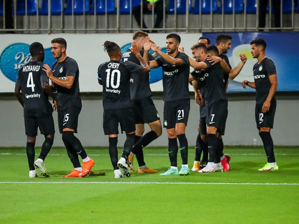 שחקני מכבי חיפה חוגגים עם עומר אצילי