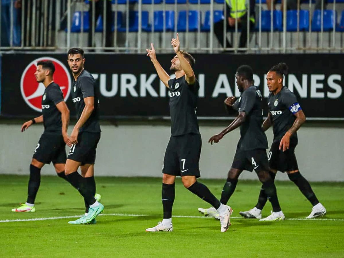 עומר אצילי שחקן מכבי חיפה חוגג שער