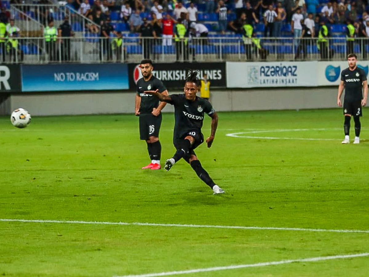 צ'ארון שרי שחקן מכבי חיפה בועט כדור חופשי