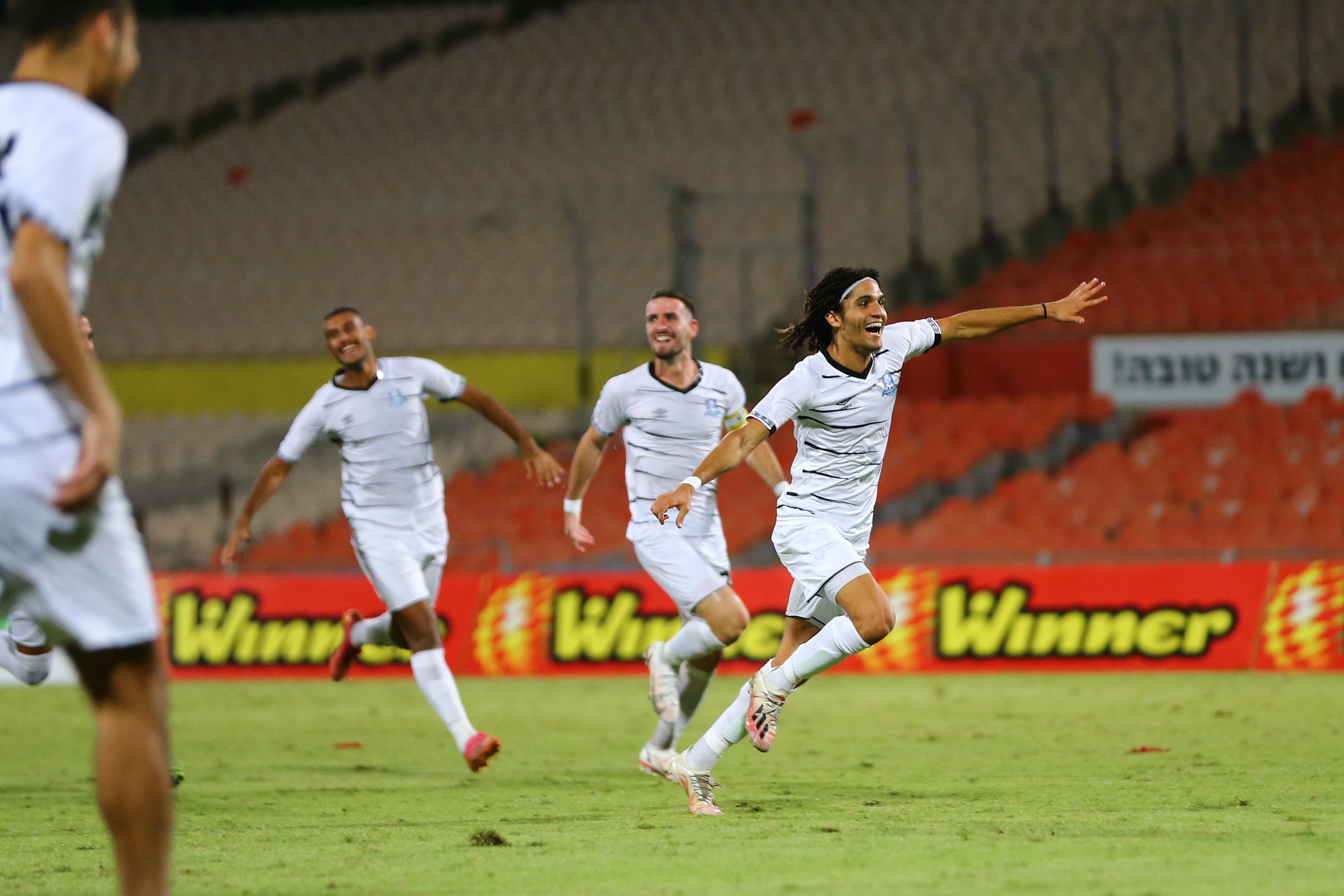 שחקני הפועל עכו חוגגים, גיתי סופר