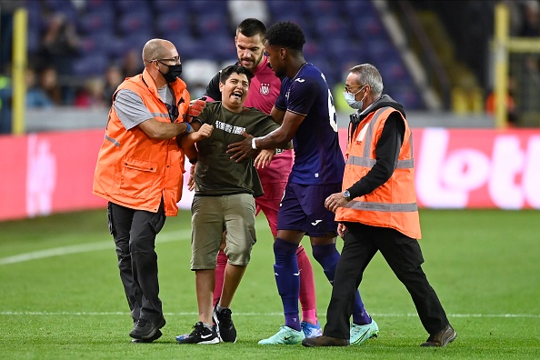 הילד שפרץ לכר הדשא לאחר החמצת הפנדל של רפאלוב