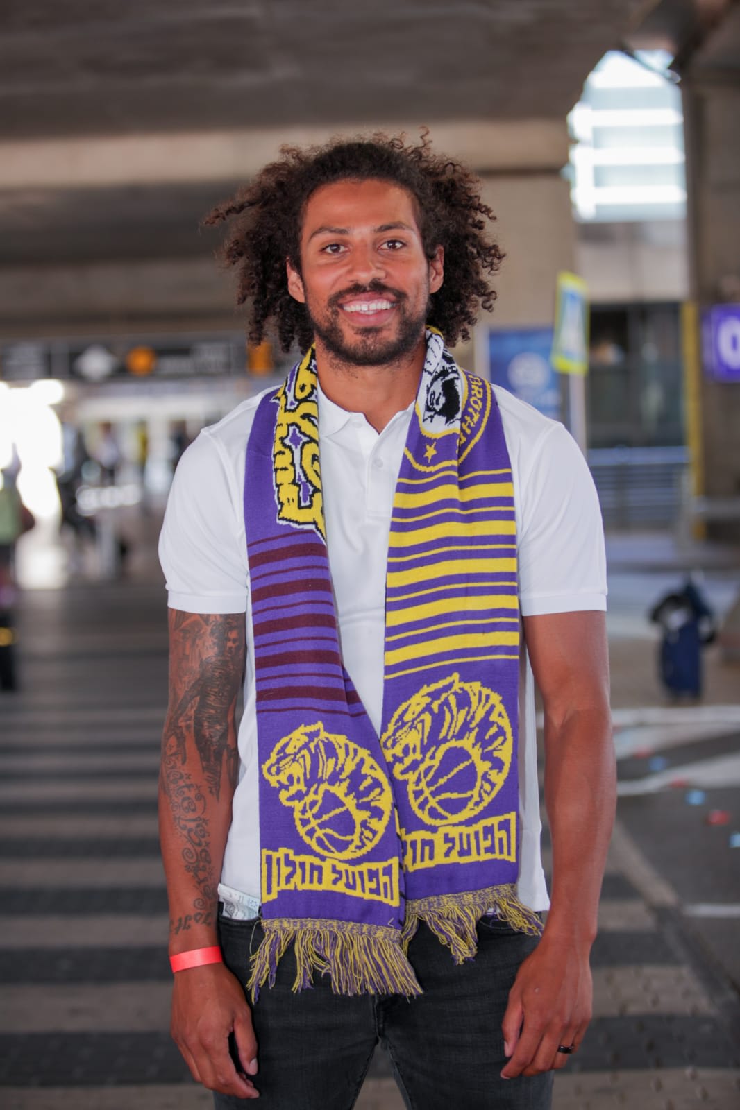 סטיבן גריי מתראיין עם נחיתתו בישראל