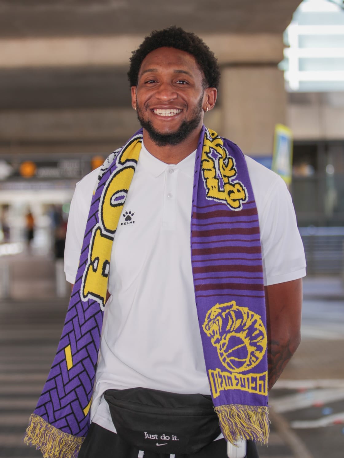 החיזוק של הפועל חולון בצבע. מארק אוגדן