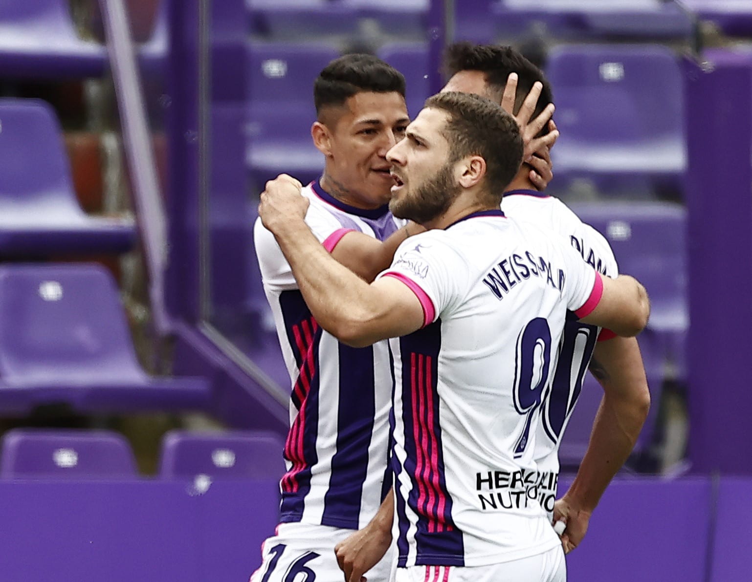 שון וייסמן חוגג עם שחקני ריאל ויאדוליד