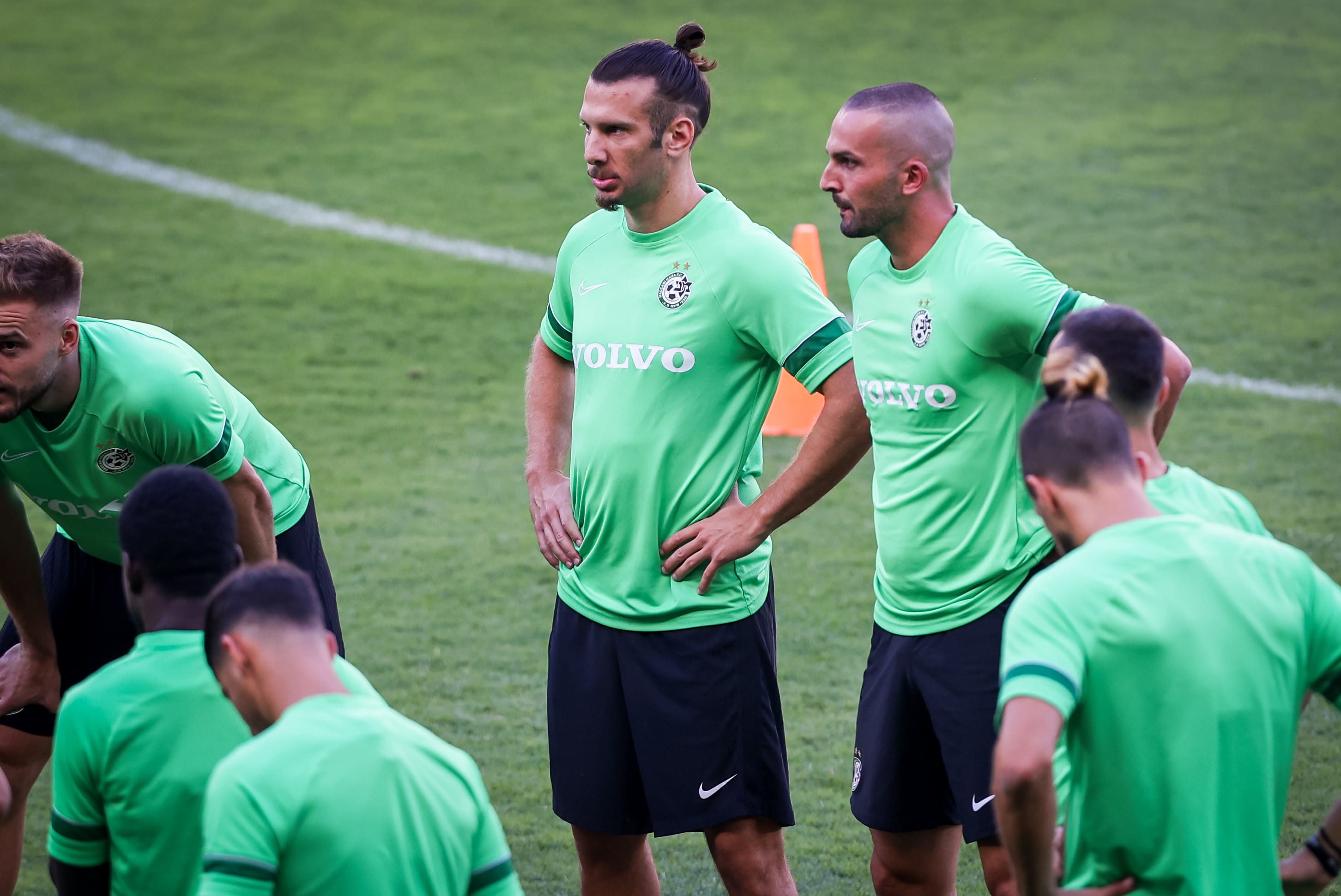 בן שהר עם שון גולדברג שחקני מכבי חיפה באימון