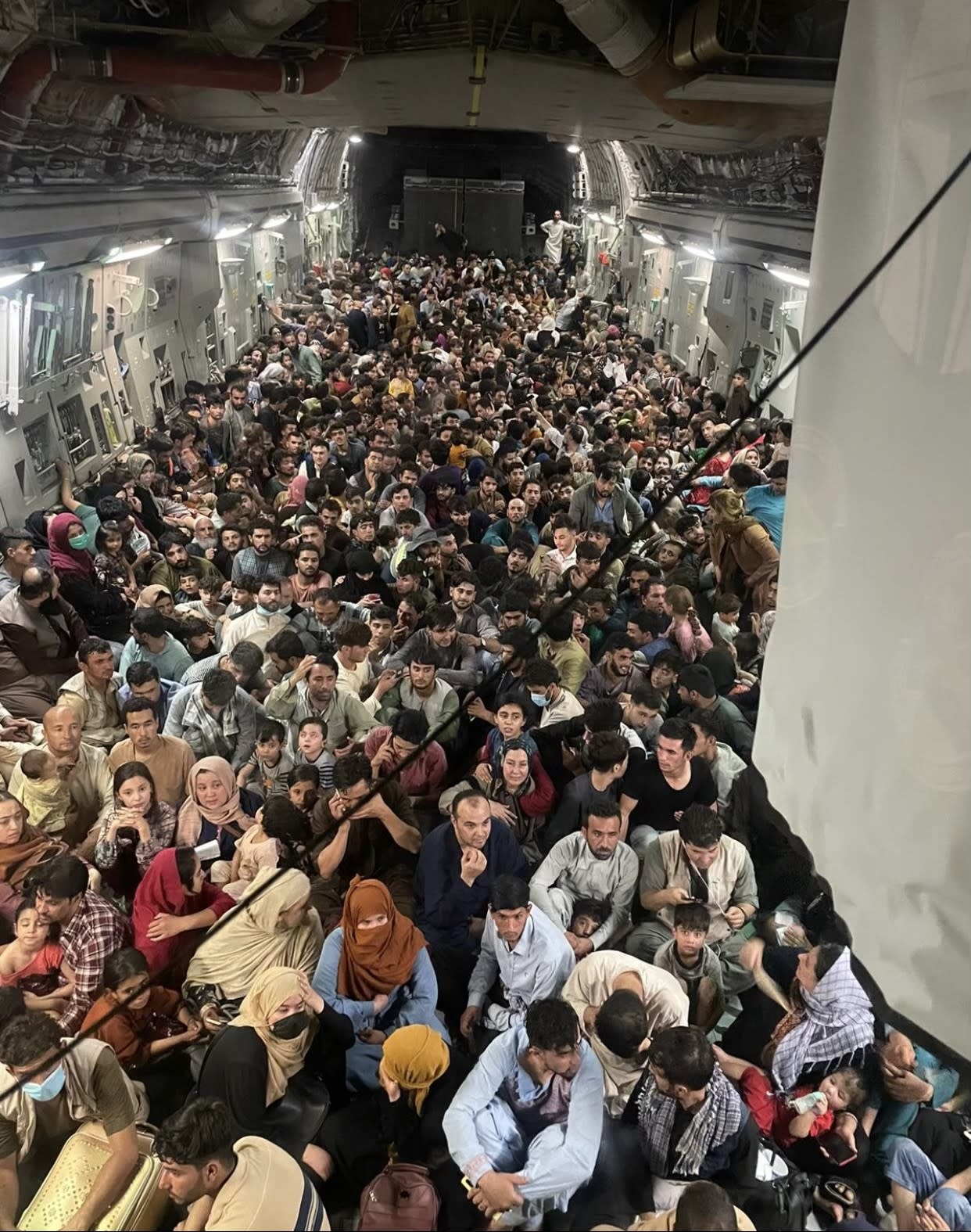 מאות אנשים מצטופפים במטוס תובלה של צבא ארה"ב בנמל התעופה בקאבול, אפגניסטן, 15 באוגוסט 2021