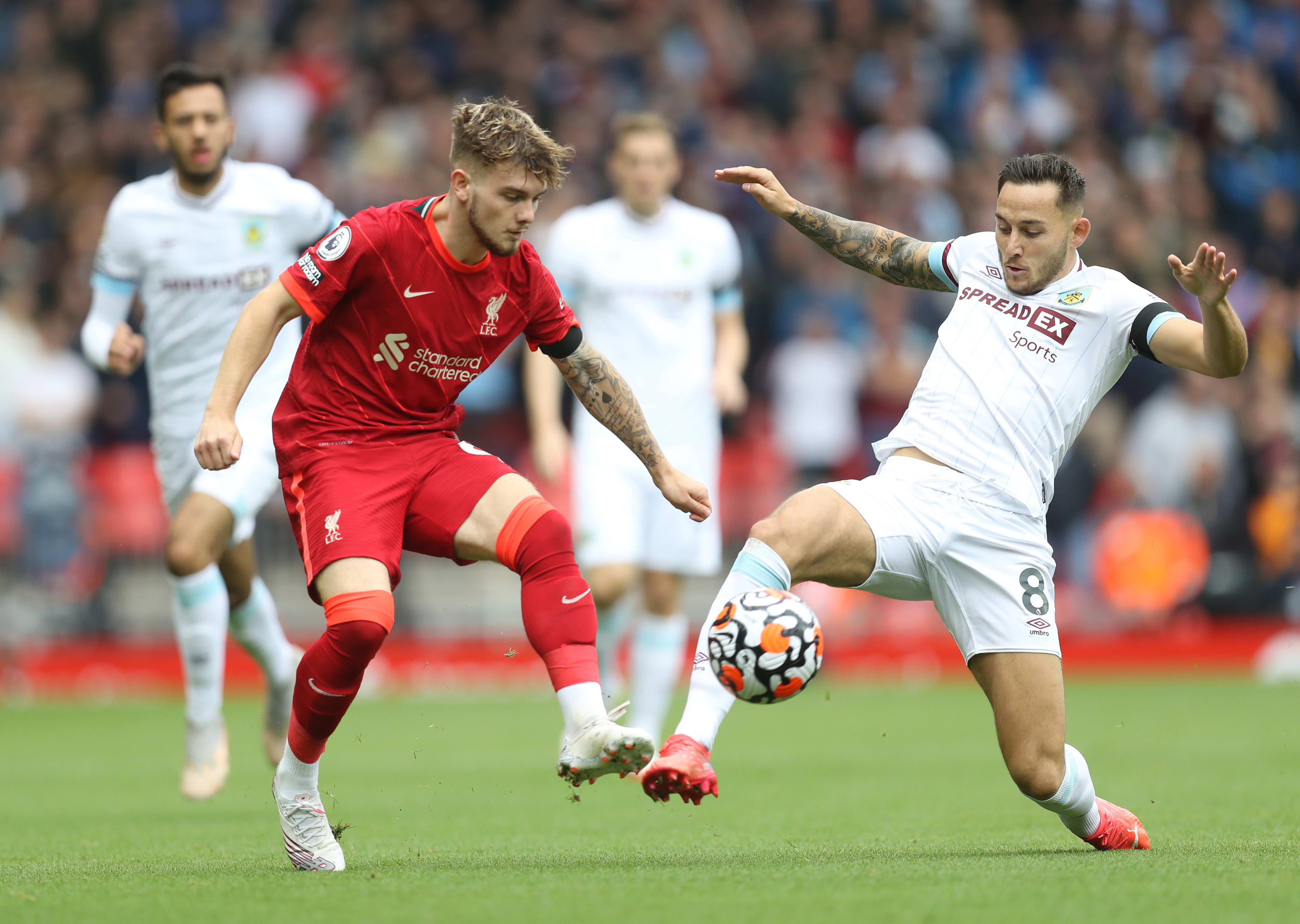 הארווי אליוט שחקן ליברפול מול ג'וש בראונהיל שחקן ברנלי