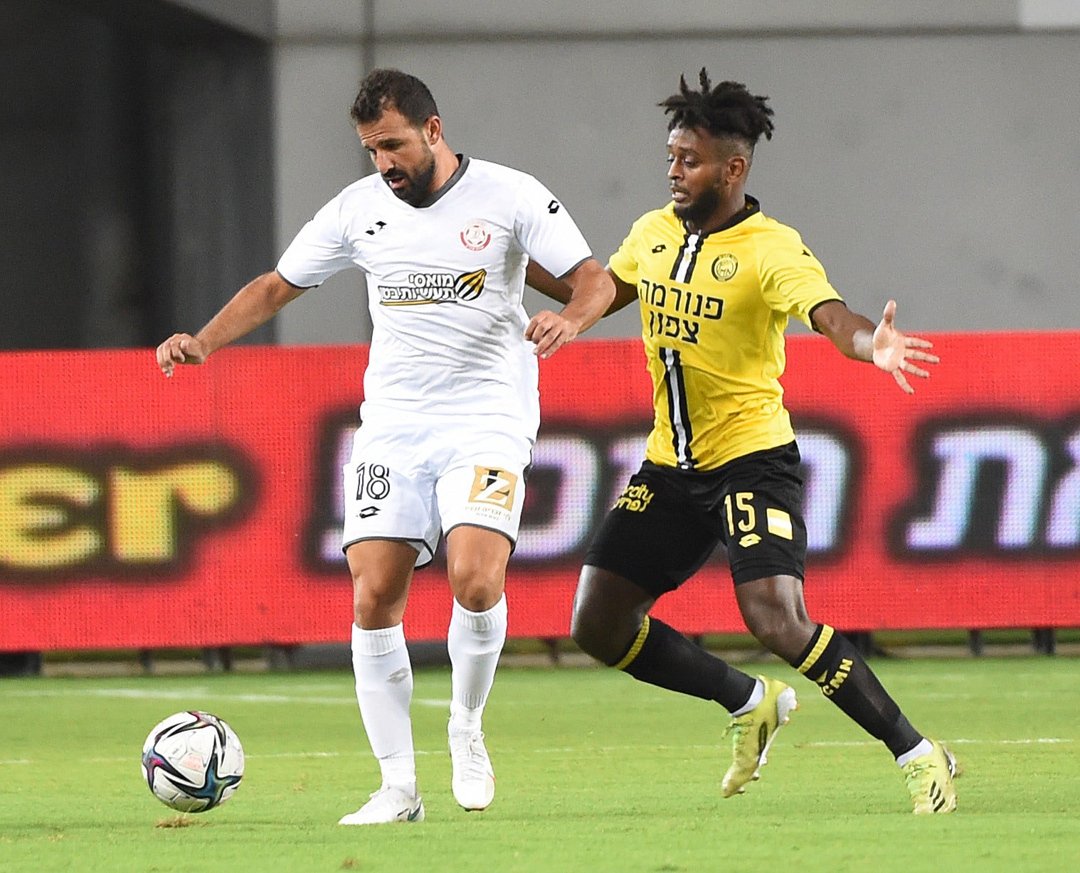 שחקן הפועל חדרה עומר פדידה מול שחקן מכבי נתניה אביב אברהם