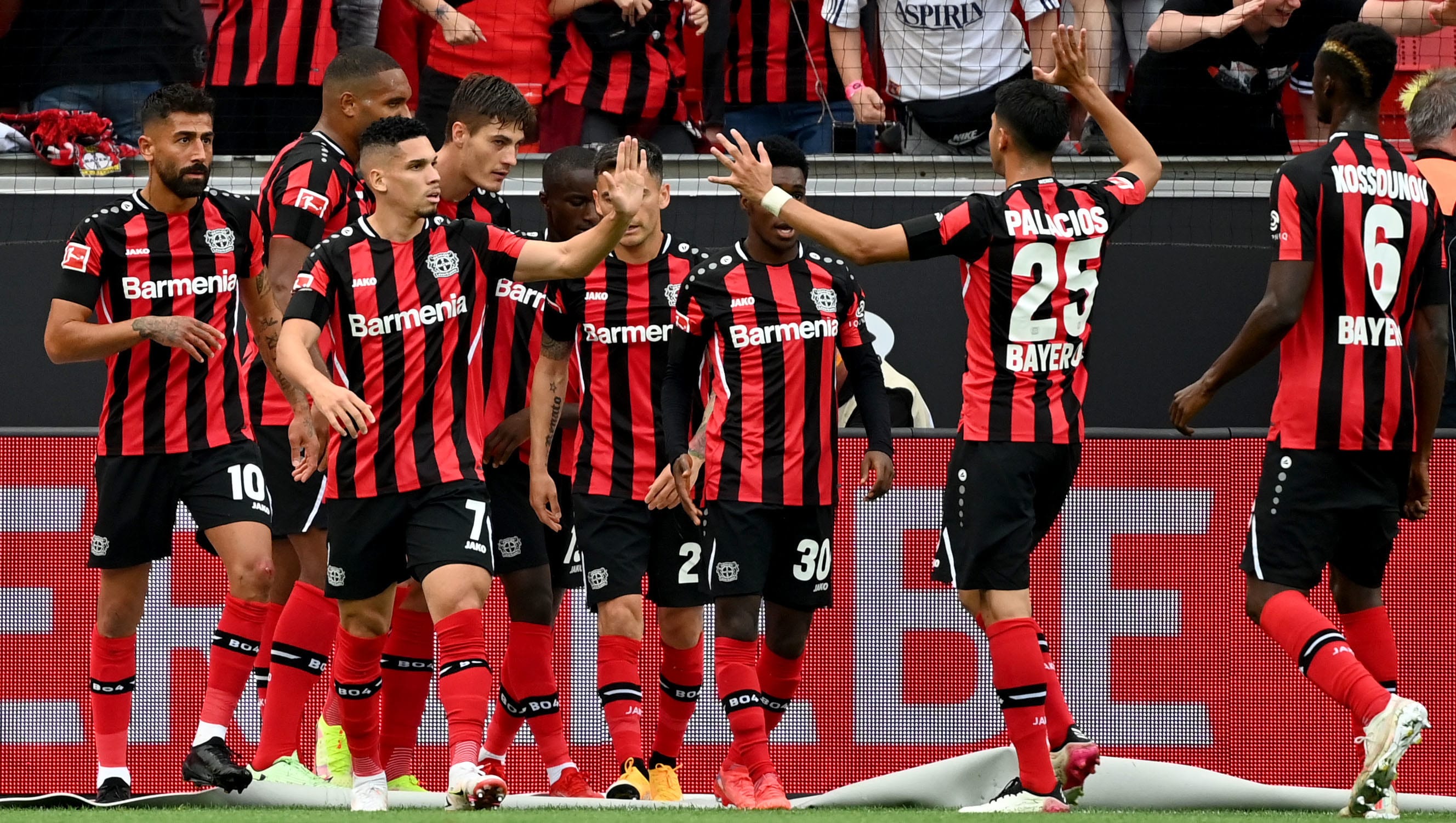 שחקני באייר לברקוזן חוגגים נגד מנשנגלדבאך