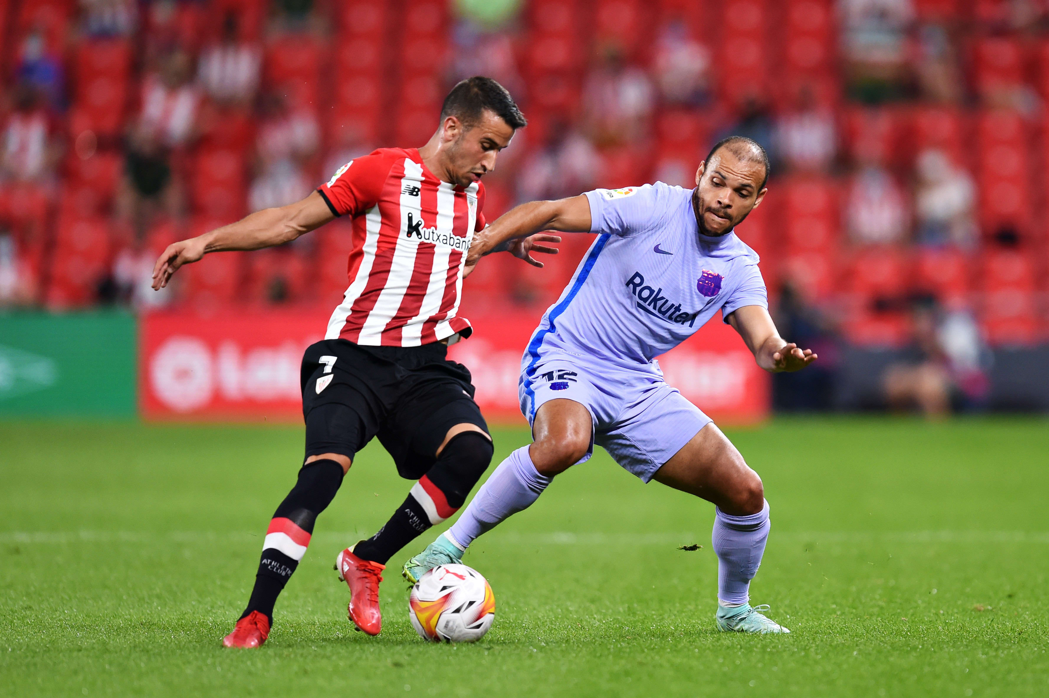 שחקן ברצלונה מרטין ברייתוייט מול שחקן אתלטיק בילבאו אלכס ברנגר