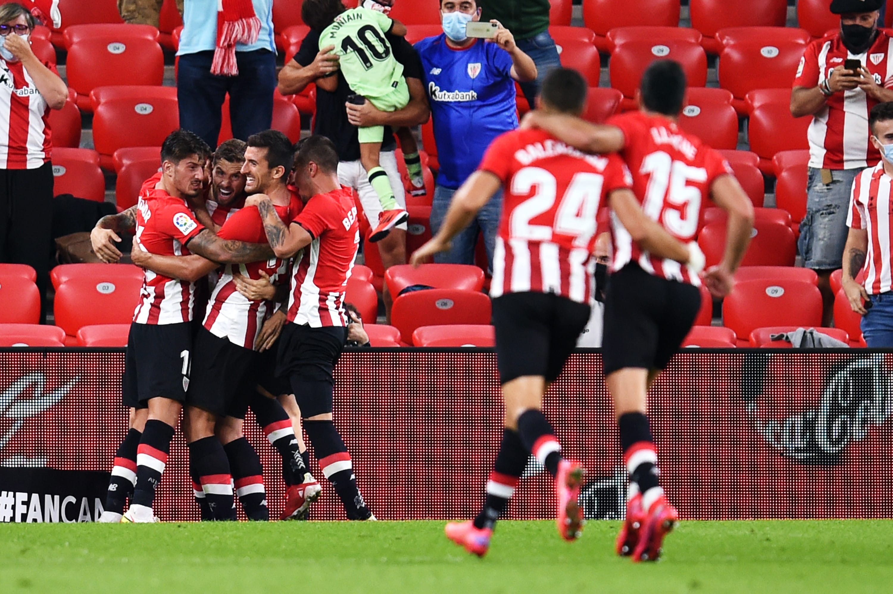 שחקני אתלטיק בילבאו חוגגים עם איניגו מרטינס