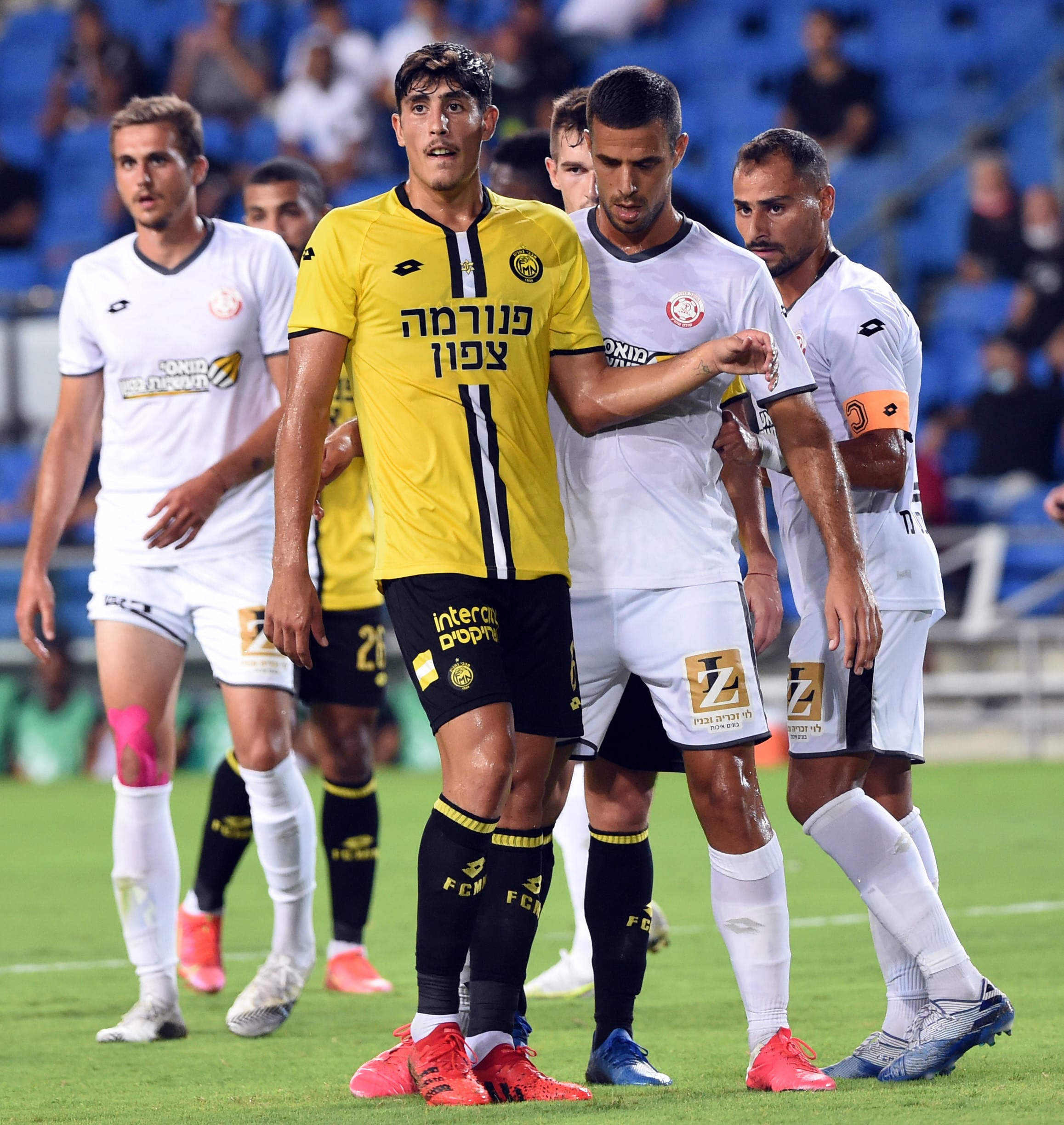 עומרי גנדלמן שחקן מכבי נתניה לפני עידו לוי שחקן הפועל חדרה